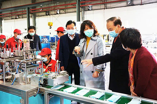 青浦区委副书记杨小菁等领导一行考察多特蒙德中文全自动口罩生产流水线设备